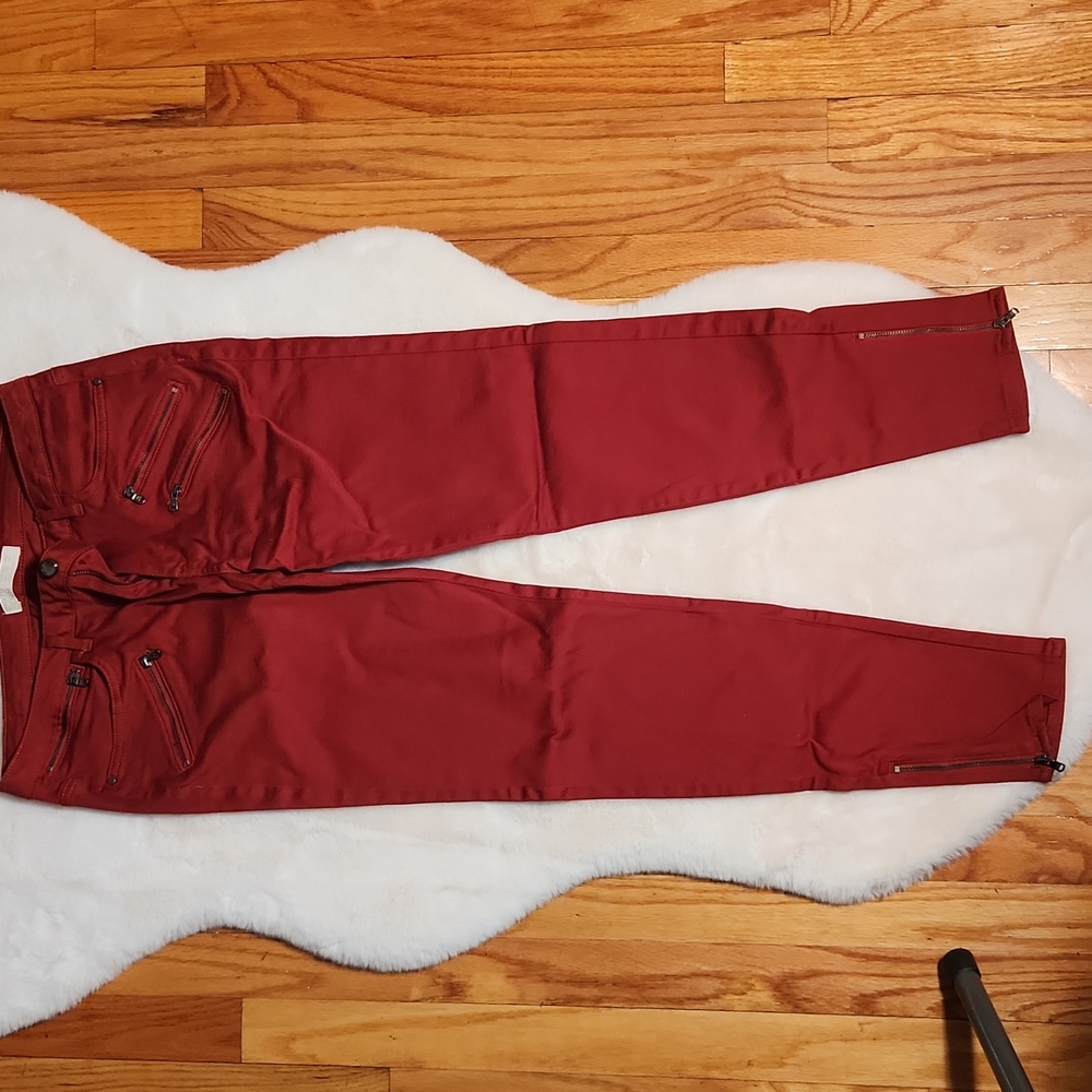 Slim fit stretch denim jean with fashionable zipper detail on pockets and zipper